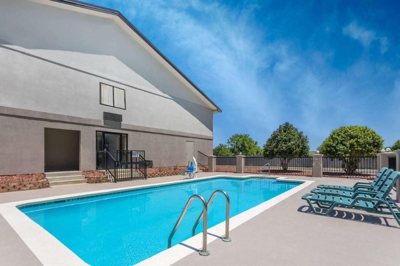 ซูเปอร์ 8 บาย วินด์แฮม มอนต์โกเมอรี I-65 Motel ภายนอก รูปภาพ